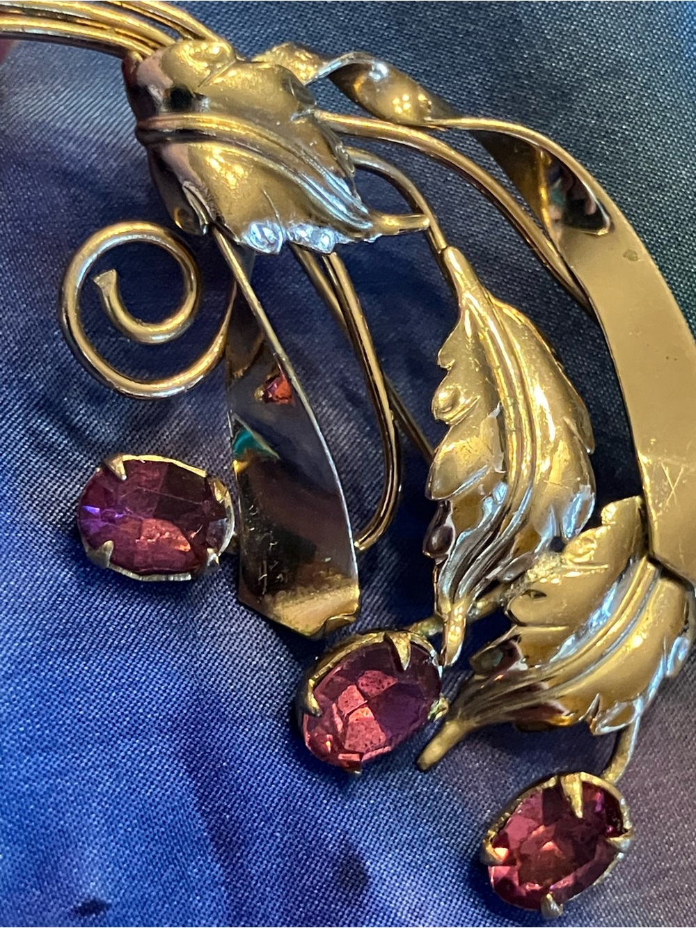 Gold and Ruby colored Flower Brooch. - Picture 10 of 10